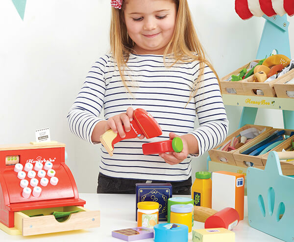 TV326-Groceries-Scanner-Wooden-Food-Shopping-Basket-Girl