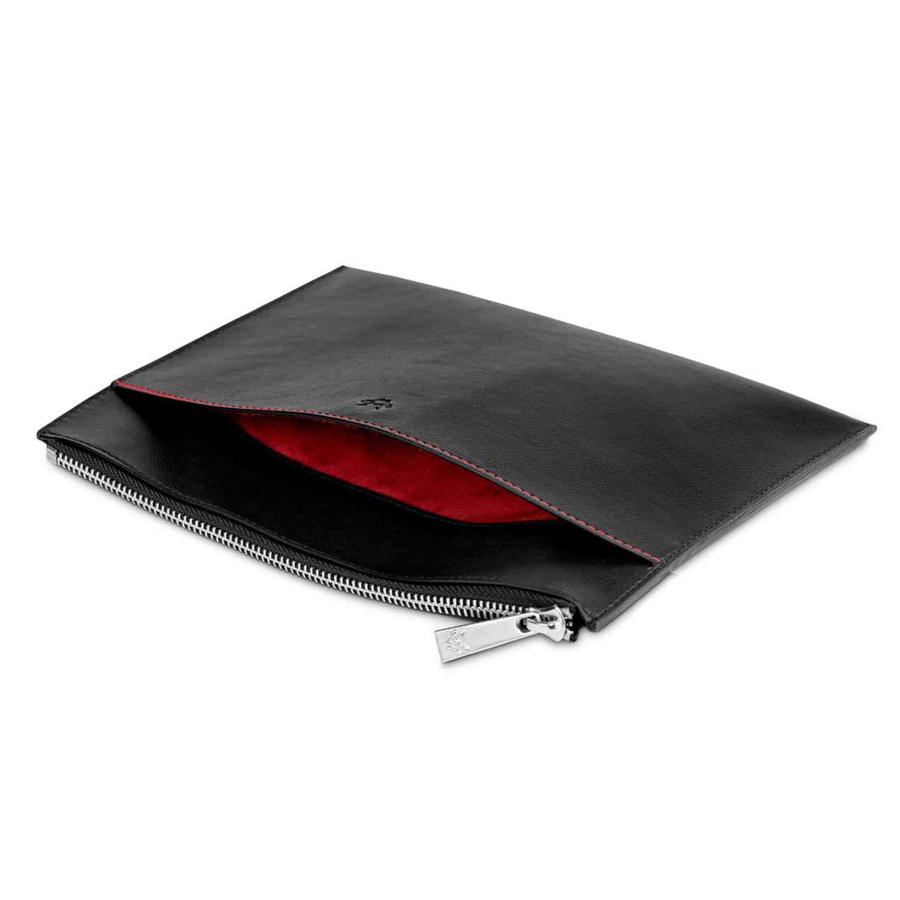 pouch-black-angled-flat-1