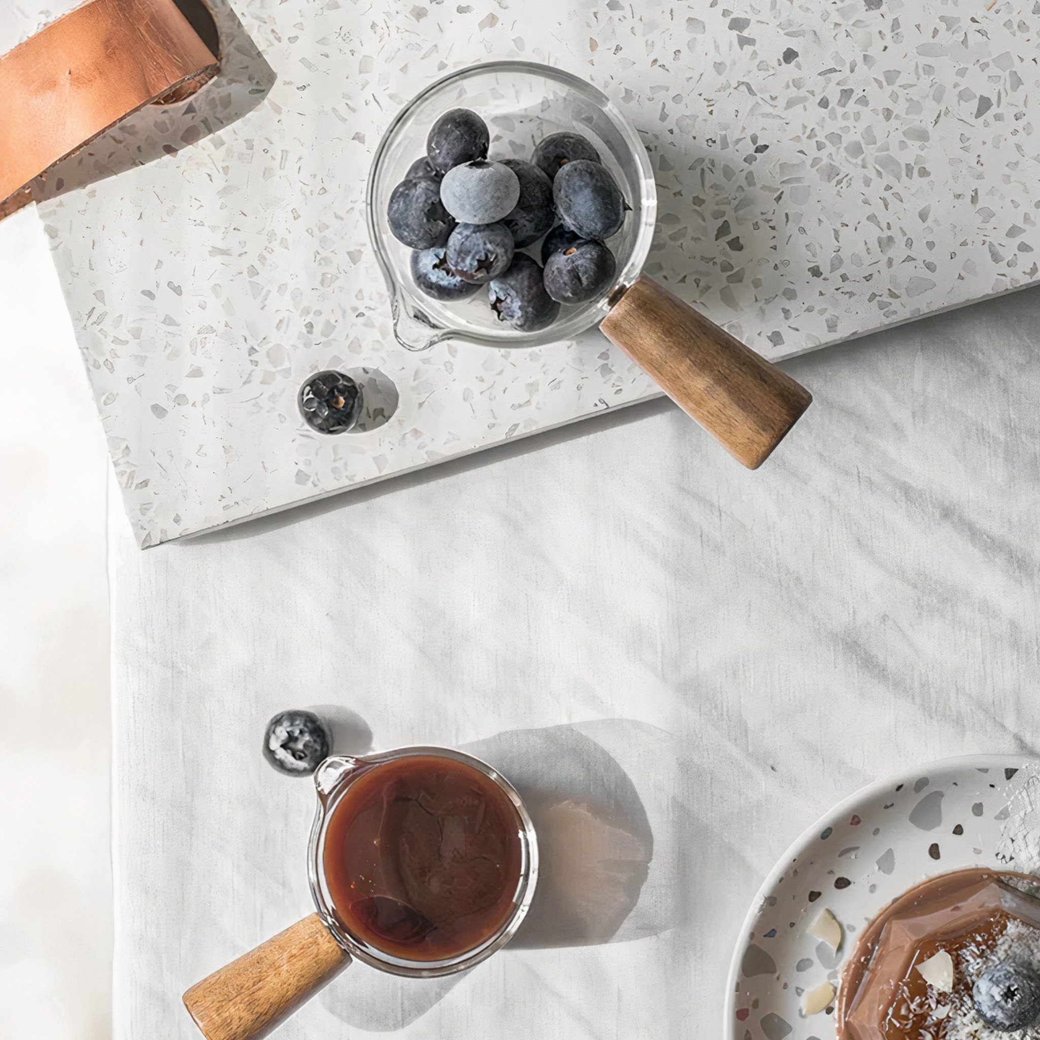 table-accessories-glass-acacia-pourer-4