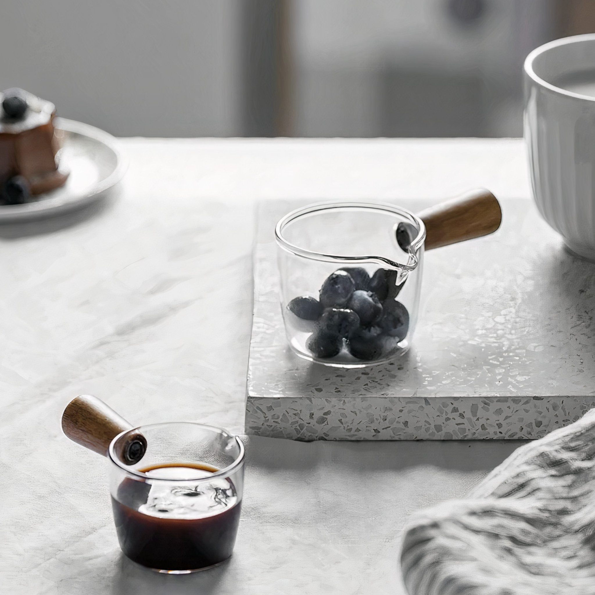 table-accessories-glass-acacia-pourer-5