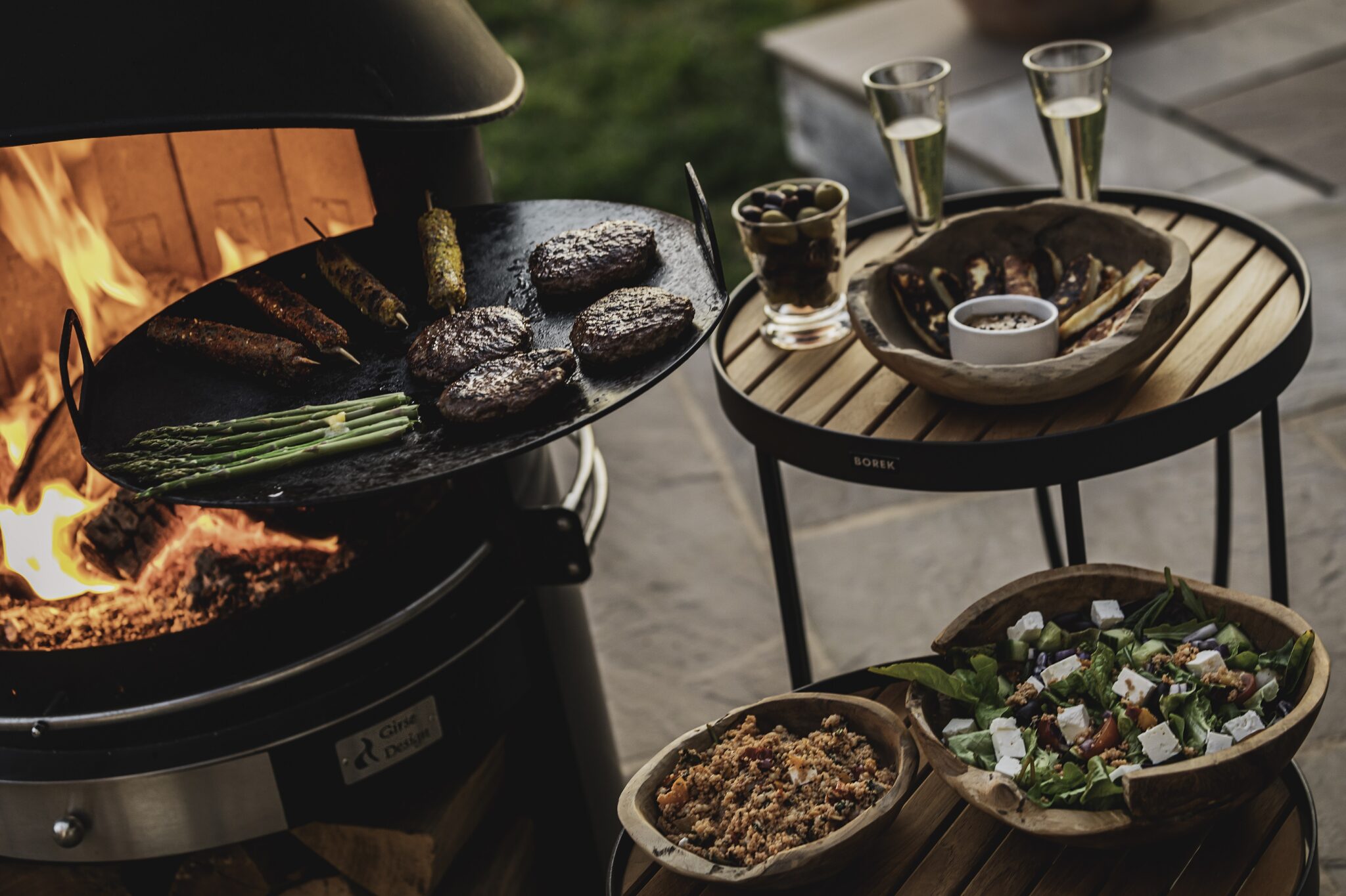 1.Close-up-of-Type-2-black-with-steak-plate-and-food-on-Pesaro-tables-x2