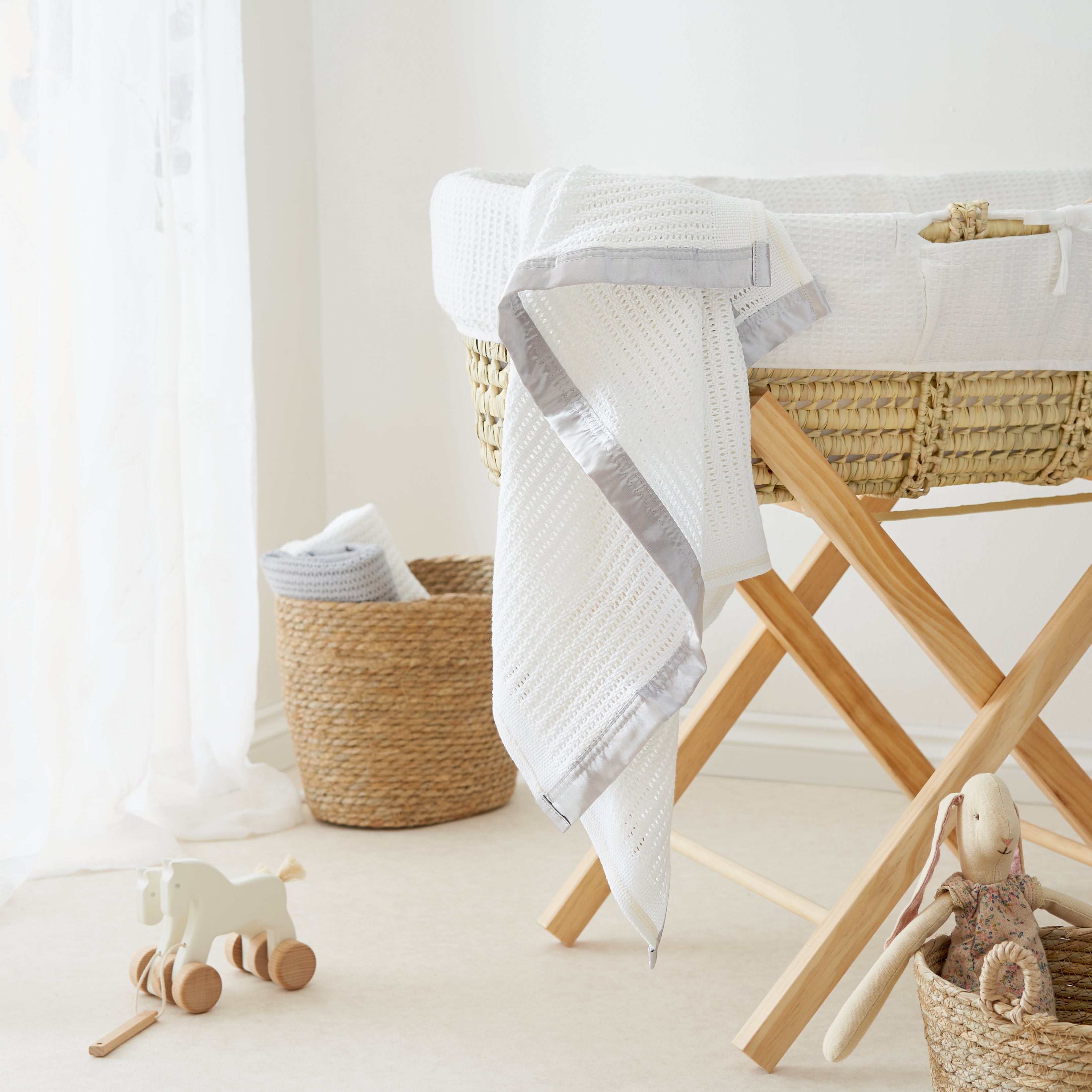 Luxury 100% Organic Satin Edged Baby Blanket – Medium (White & Grey) White & Grey Satin – The Tiny Bed Company