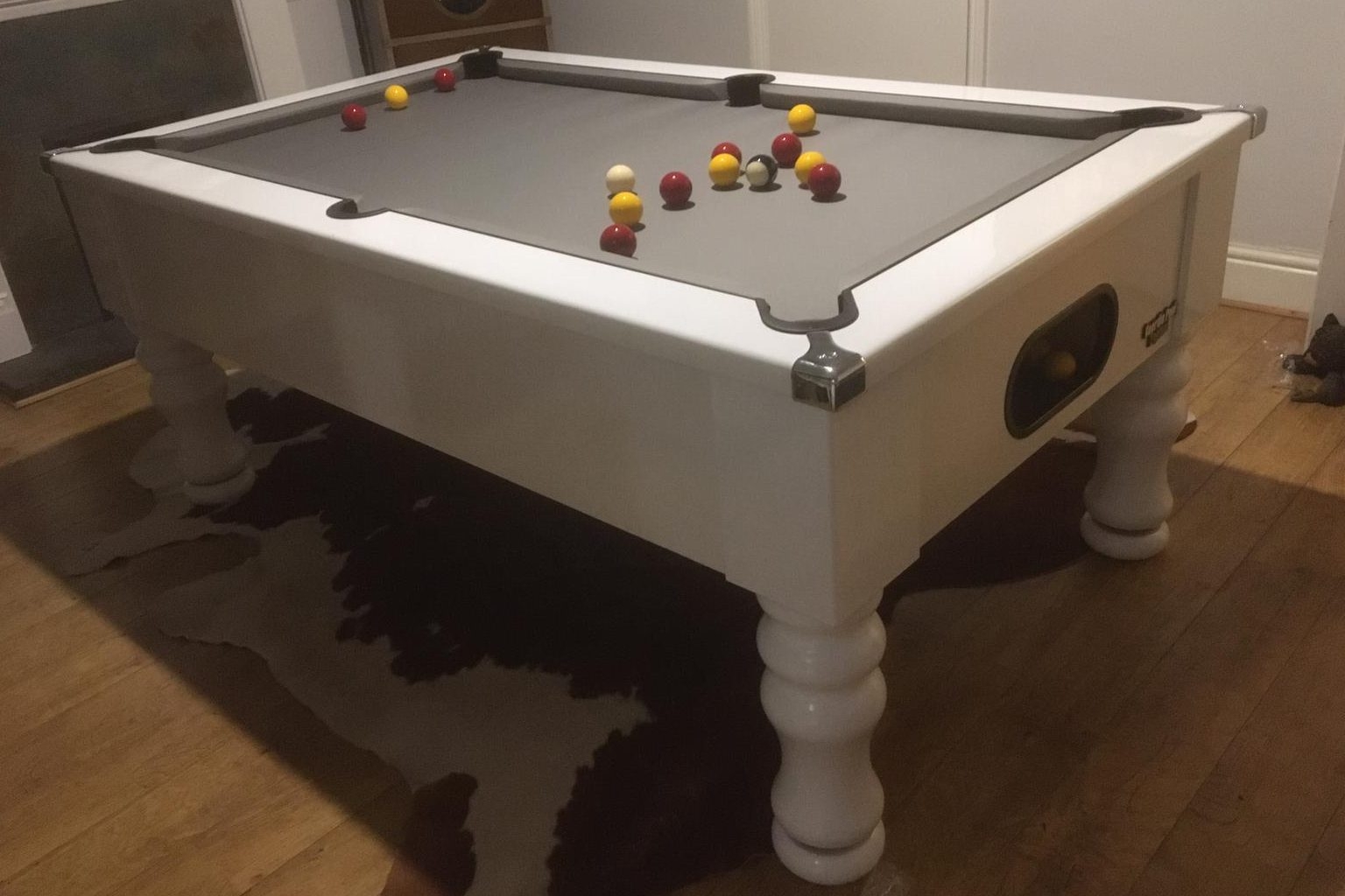Gloss White Turned Leg Pool Table – Table Top Sports
