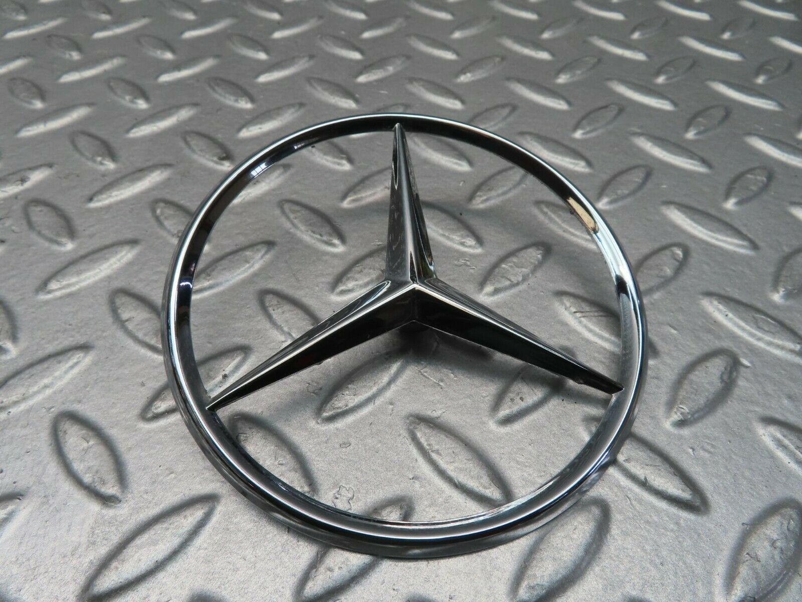 11549 Mercedes-Benz C123 230CE Coupe Chrome Rear Emblem Logo 1267580058 – Classic Mercedes Parts