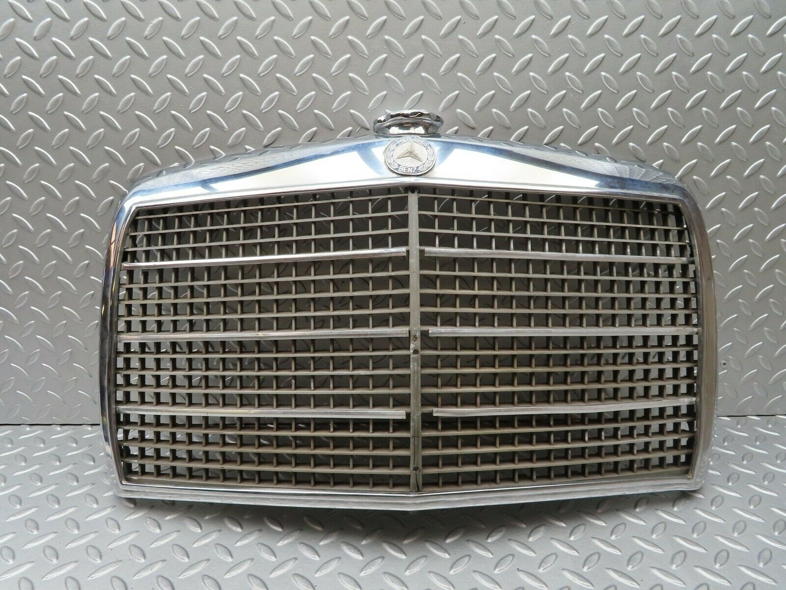4580 Mercedes-Benz W114 280CE Bonnet Grill Chrome – Classic Mercedes Parts