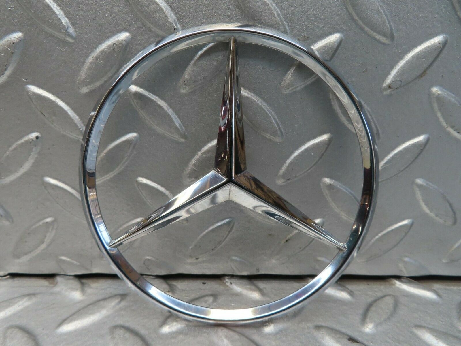 15478 Mercedes-Benz W123 230E Chrome Rear Emblem Logo 1267580058 – Classic Mercedes Parts