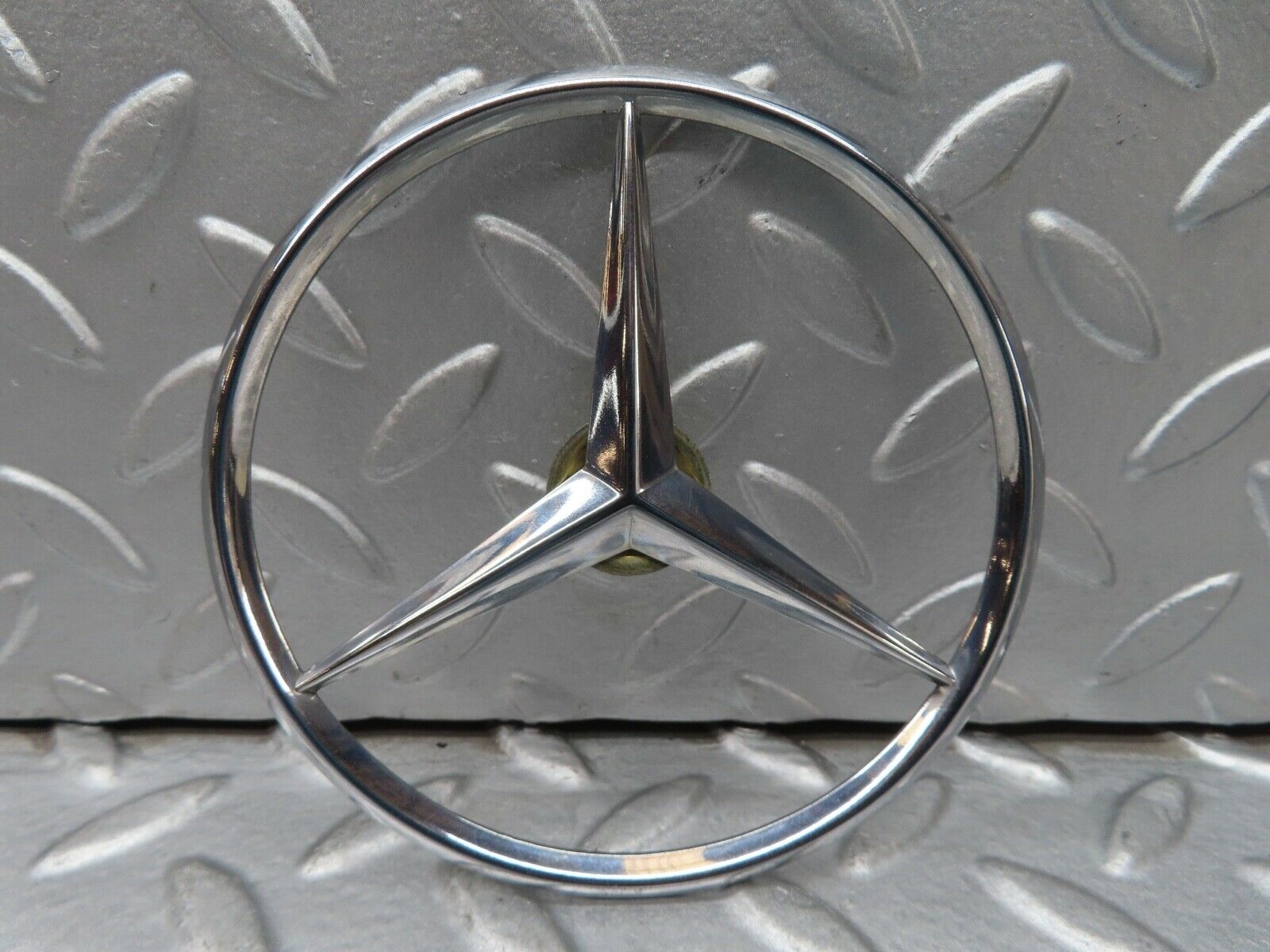 16936 Mercedes-Benz C123 280CE Coupe Chrome Rear Emblem Logo 1267580058 – Classic Mercedes Parts