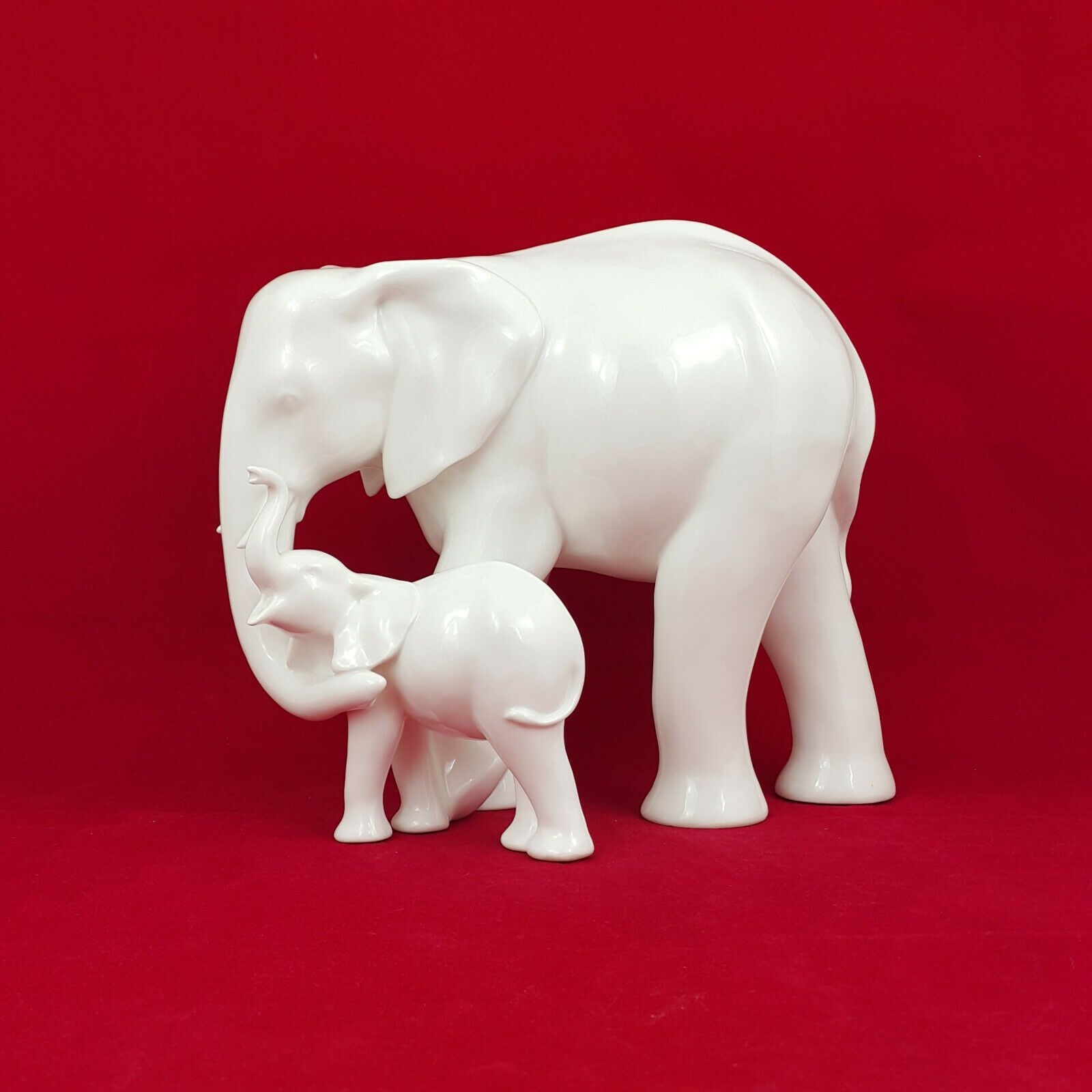 Royal Doulton Figurine – Motherhood Elephant HN3463 (White) – 393 RD – Royal Doulton – Amazing Antiques