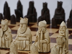 Berkeley Chess – Isle of Lewis Chess Set – Ivory and Brown