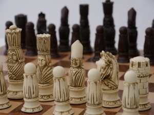 Berkeley Chess Ltd – Victorian Chess Set – Ivory and Brown