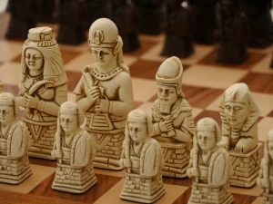 Berkeley Chess Ltd – Egyptian Chess Set – Ivory and Brown