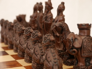 Berkeley Chess Ltd – Mandarin Chess Set – Ivory and Brown