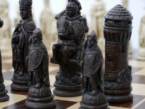 Berkeley Chess Ltd – Large Camelot Chess Set – Ivory and Brown