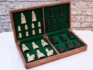 Berkeley Chess – FULL SIZE Isle of Lewis Chess Set – Ivory and Brown – with Case Board Combined