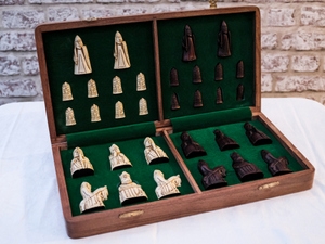 Berkeley Chess – FULL SIZE Isle of Lewis Chess Set – Ivory and Red – with Case Board Combined