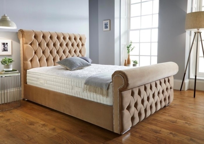 Reece & Swan Chesterfield Sleigh Bed – Small Double – 4FT – Crushed Velvet – Optional Mattress – Upholstered – Sleep World Furniture
