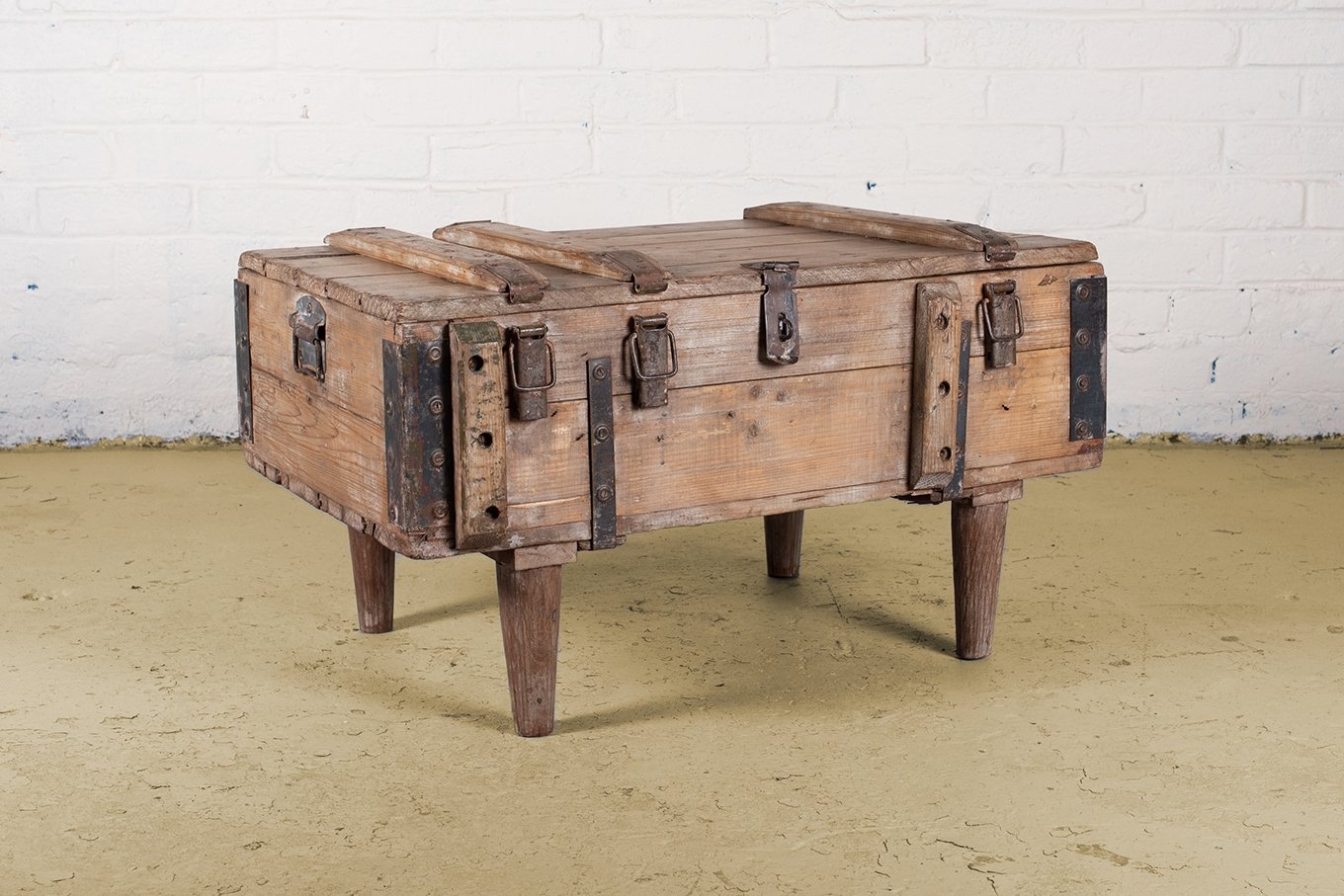 Vintage Army Trunk Table – Wood – 46 x 81 x 50cm