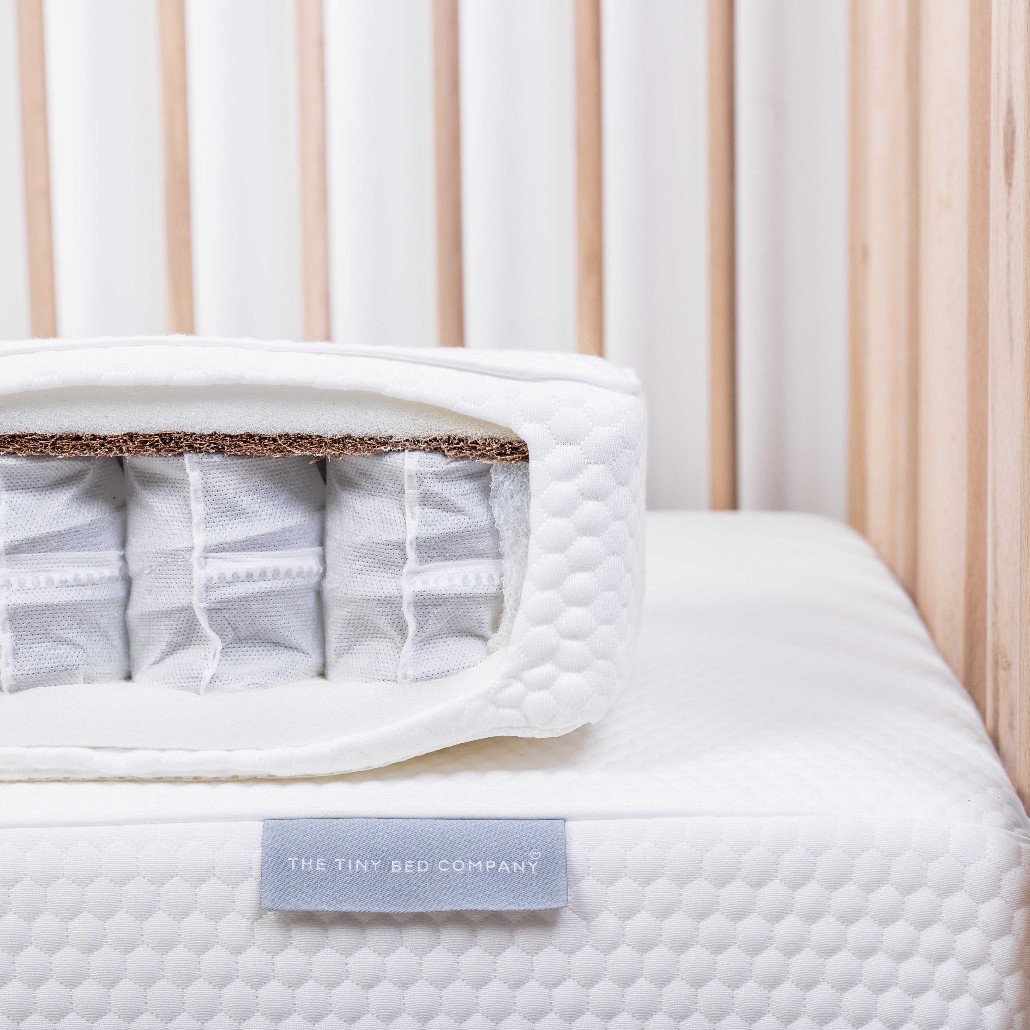 Tiny Dreamer Deluxe – Organic Coconut & Pocket Sprung To Fit Silver Cross Nostalgia (140 x 70cm), Mattress & Waterproof Protector – The Tiny Bed