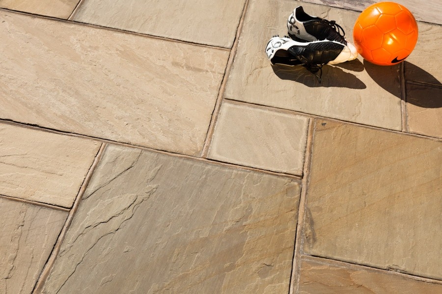 Raj Blend Indian Sandstone – Patio packs 18-25mm [mixed sizes] – Paving Slabs – Stone Traders