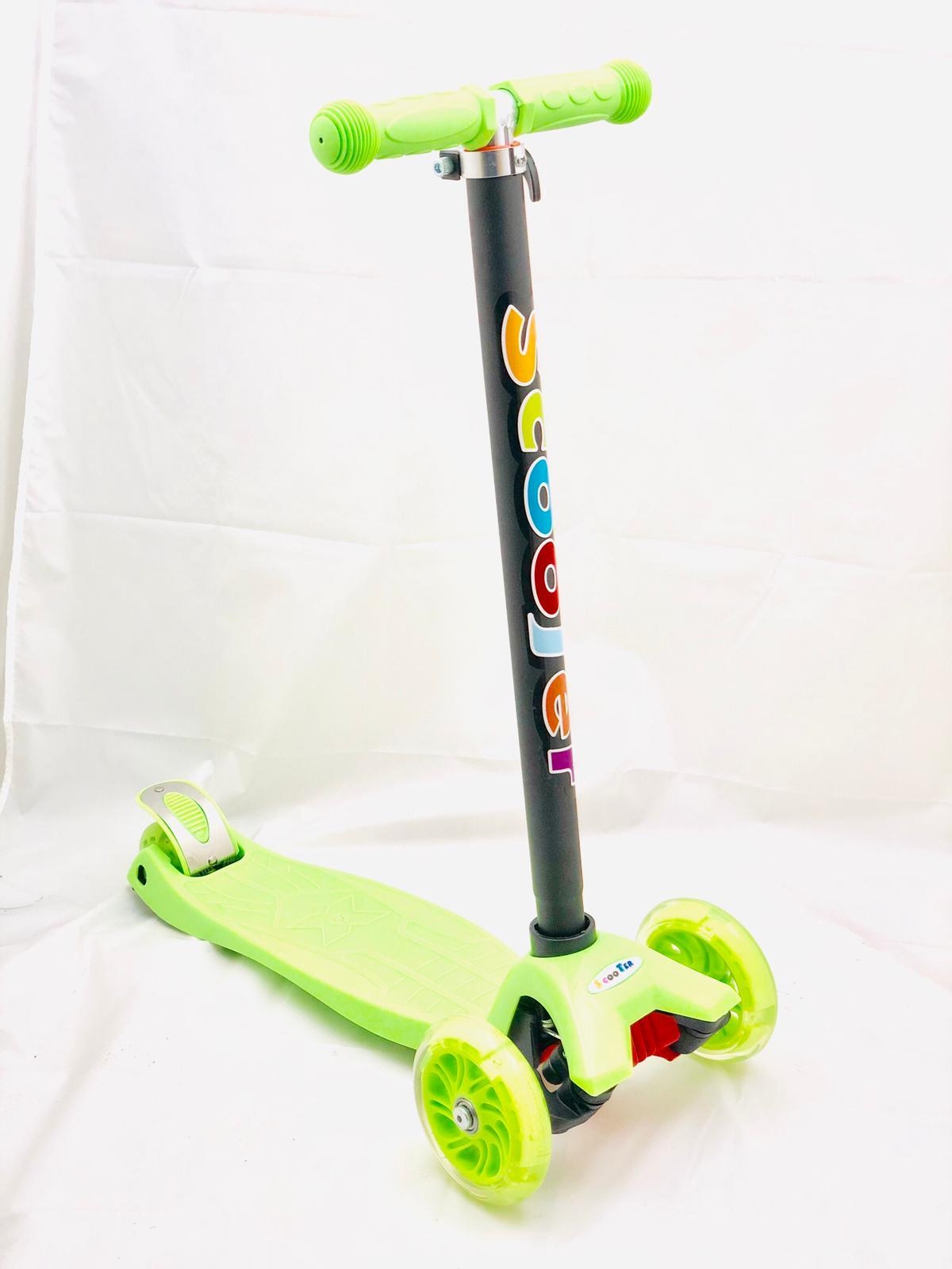 Kids 3 Wheel Scooter with LED Motion Lights Age 4+ HALF PRICE – GREEN