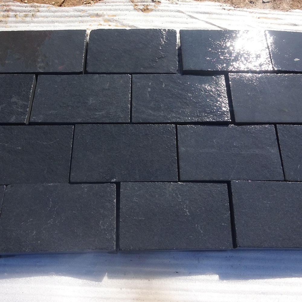 KOTA BLACK LIMESTONE RIVEN COBBLES 200×100 PACK (9m² – 450 pcs) – The Stonemart
