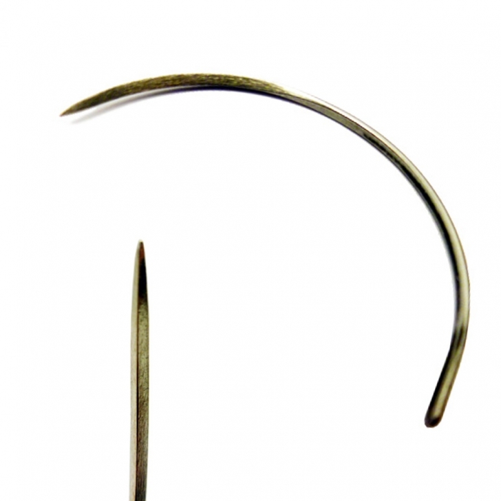 C.S. Osborne – No. 503 Sharp Edge Curved Leather Point Needles – Light Gauge – 6″ (14 gauge) – Silver Colour – Textile Tools & Accessories