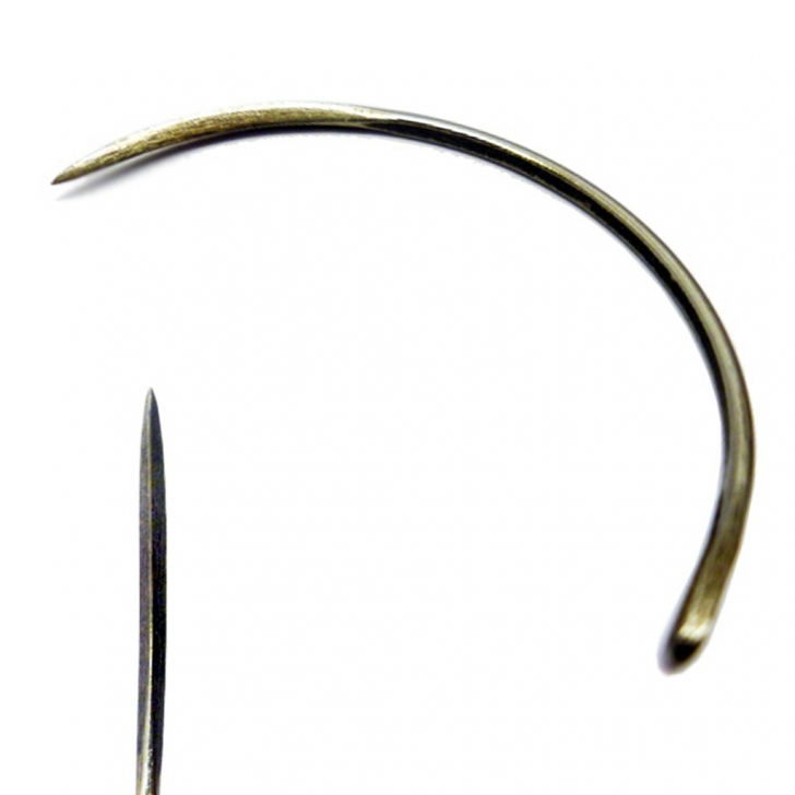 C.S. Osborne – No. 553 Sharp Edge Curved Leather Point Needles – Heavy Gauge – 3″ (15 Gauge) – Silver Colour – Textile Tools & Accessories